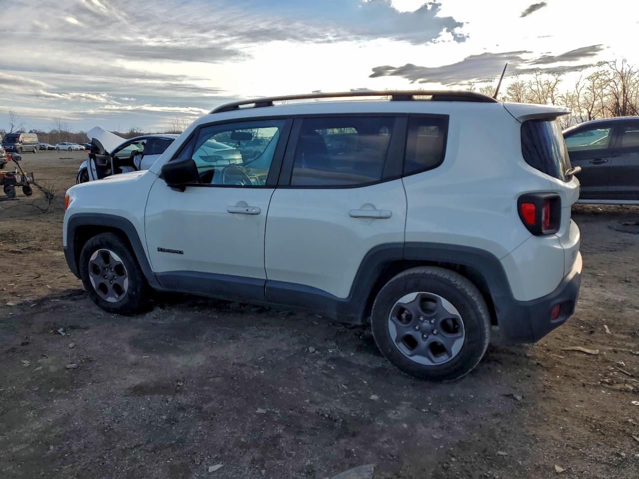 2017 JEEP RENEGADE SPORT photo 2