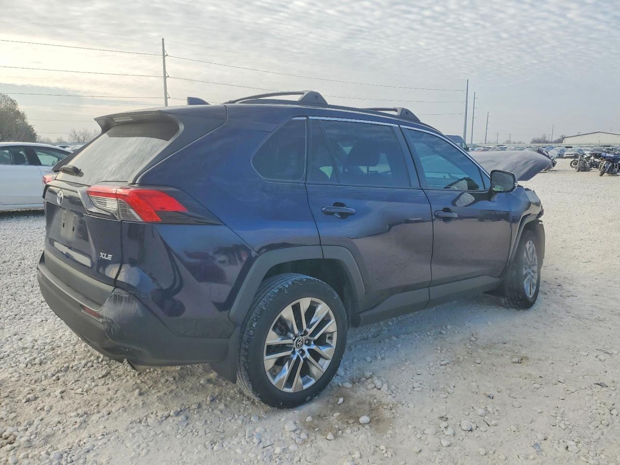 2021 TOYOTA RAV4 XLE PREMIUM photo 3
