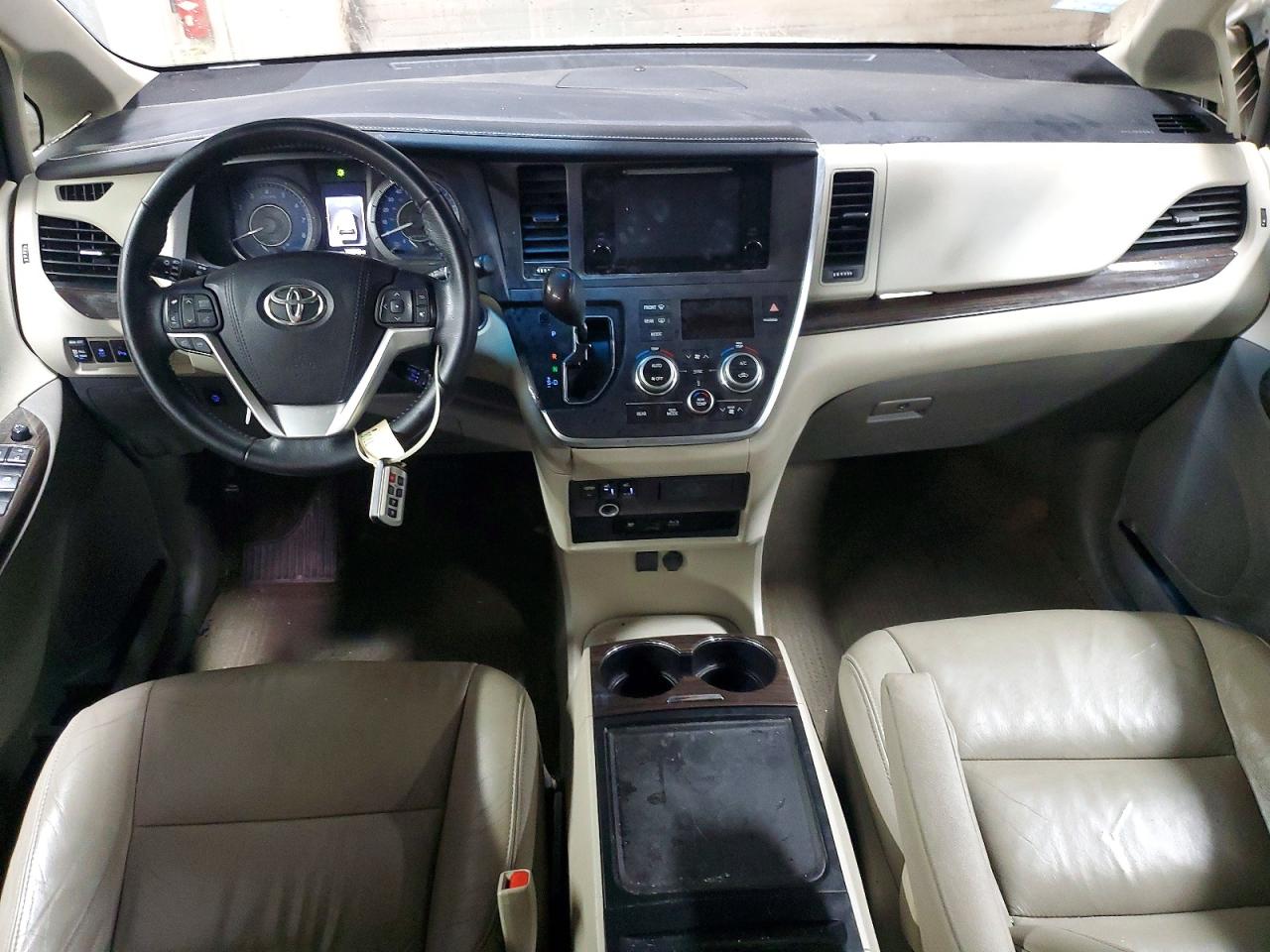 2015 TOYOTA SIENNA XLE photo 8