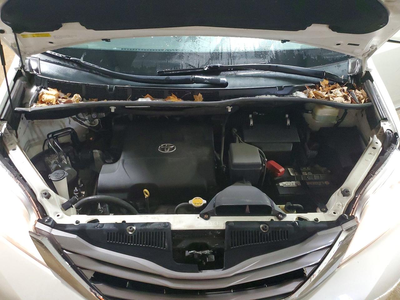 2015 TOYOTA SIENNA XLE photo 11