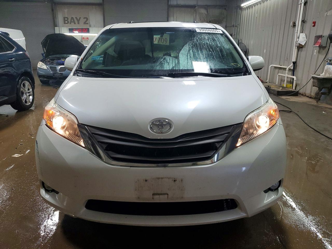 2015 TOYOTA SIENNA XLE photo 5