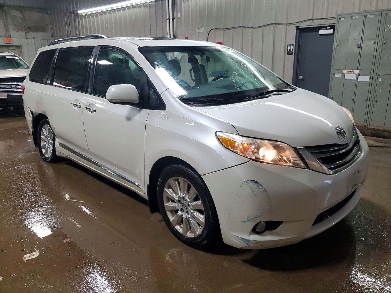 2015 TOYOTA SIENNA XLE photo 4