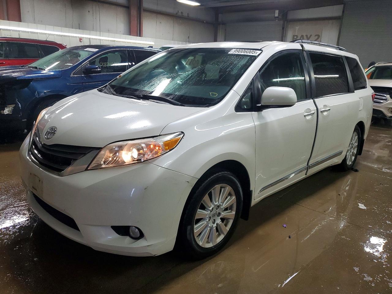 2015 TOYOTA SIENNA
