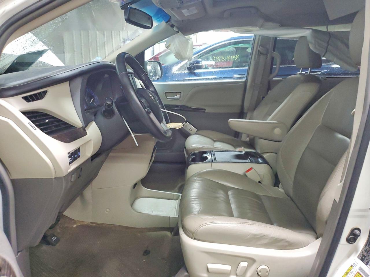 2015 TOYOTA SIENNA XLE photo 7