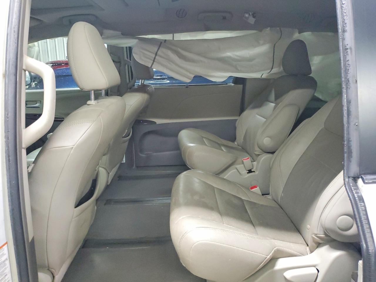 2015 TOYOTA SIENNA XLE photo 10