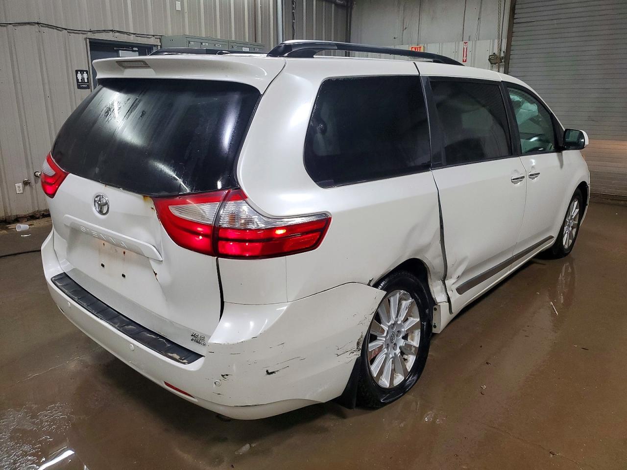 2015 TOYOTA SIENNA XLE photo 3