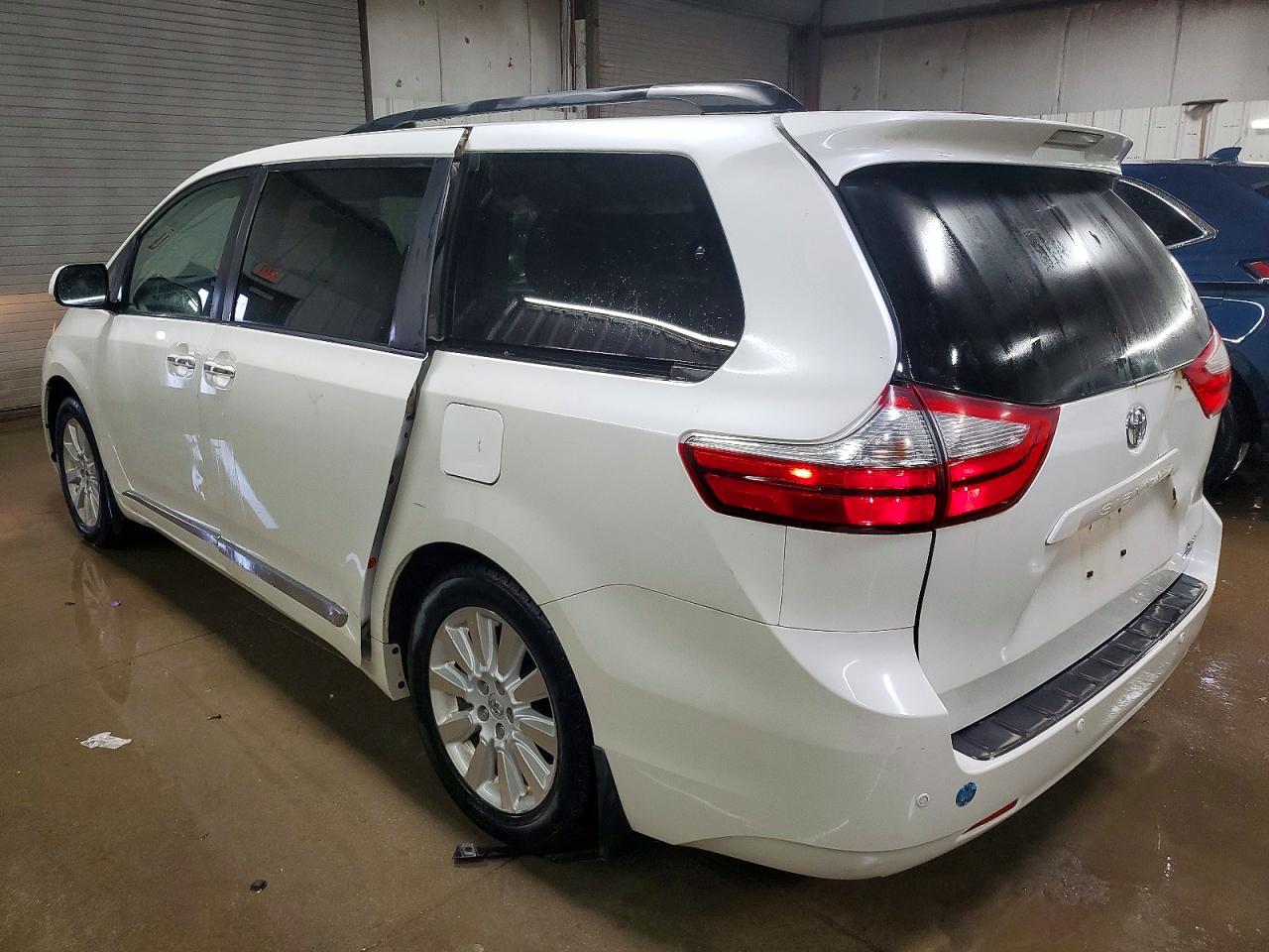2015 TOYOTA SIENNA XLE photo 2
