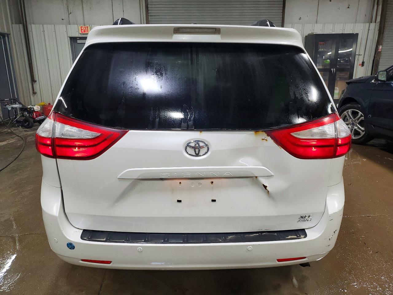 2015 TOYOTA SIENNA XLE photo 6