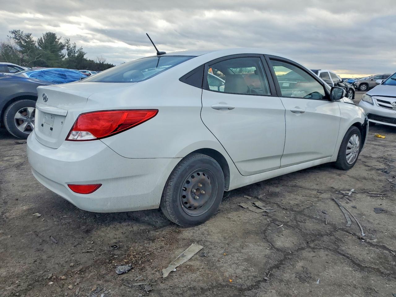 2017 HYUNDAI ACCENT SE photo 3