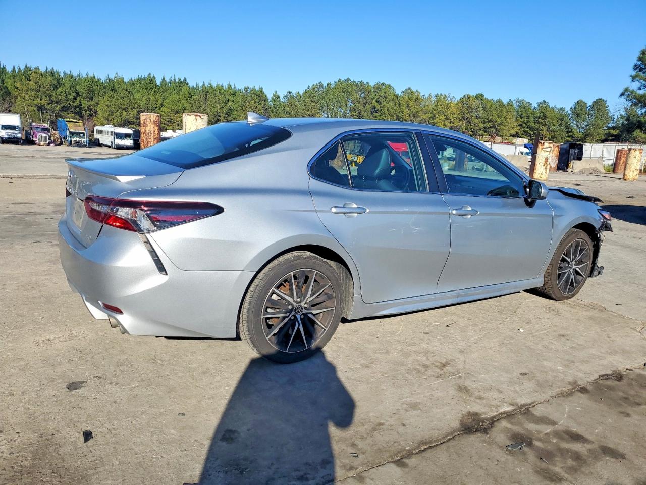 2021 TOYOTA CAMRY SE photo 3