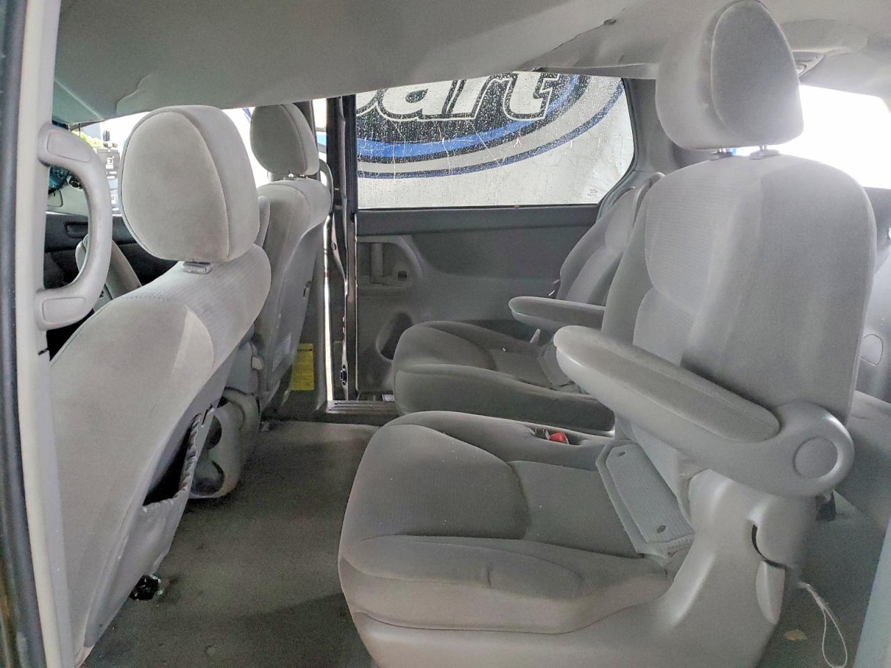 2004 TOYOTA SIENNA CE photo 11