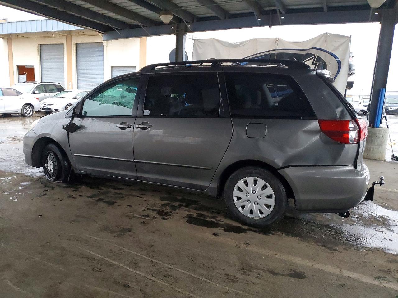 2004 TOYOTA SIENNA CE photo 2