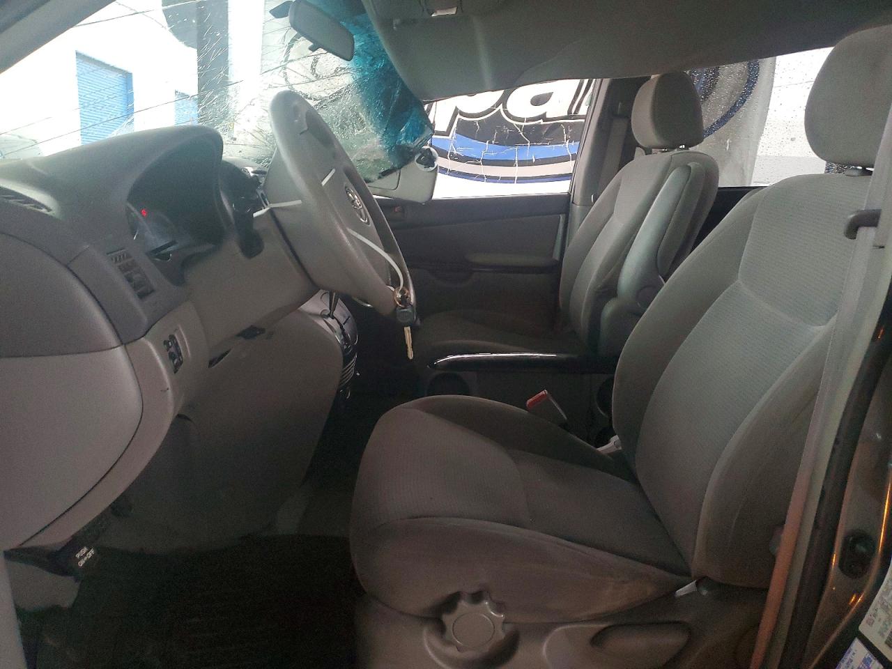 2004 TOYOTA SIENNA CE photo 7