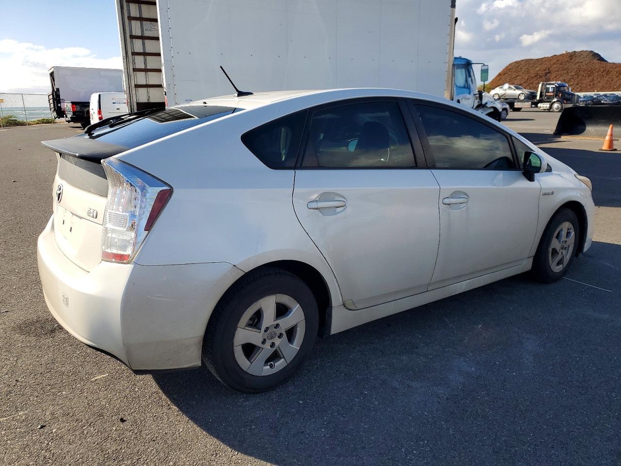 2010 TOYOTA PRIUS photo 3