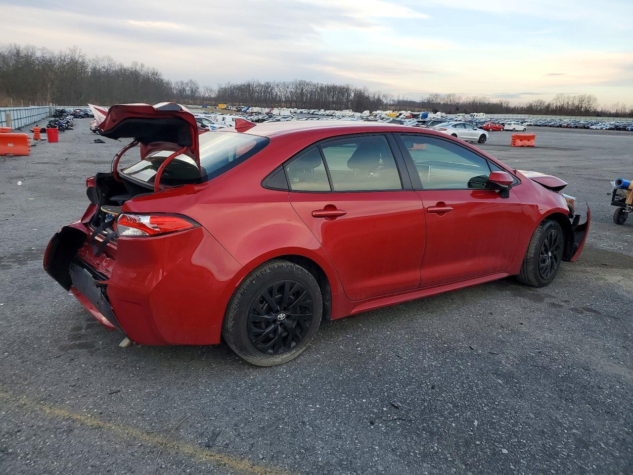 2021 TOYOTA COROLLA LE photo 3