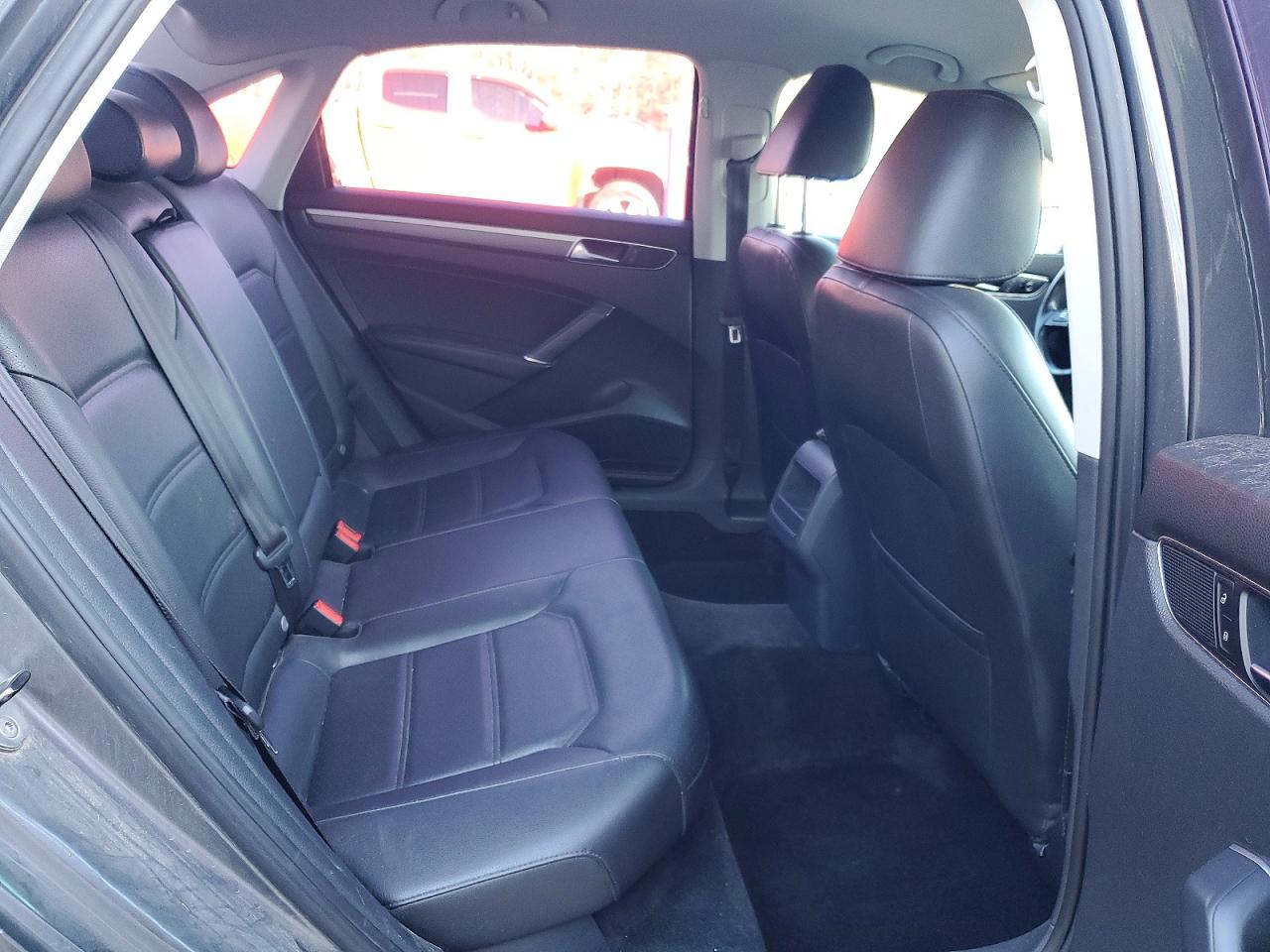 2017 VOLKSWAGEN PASSAT R-LINE photo 10