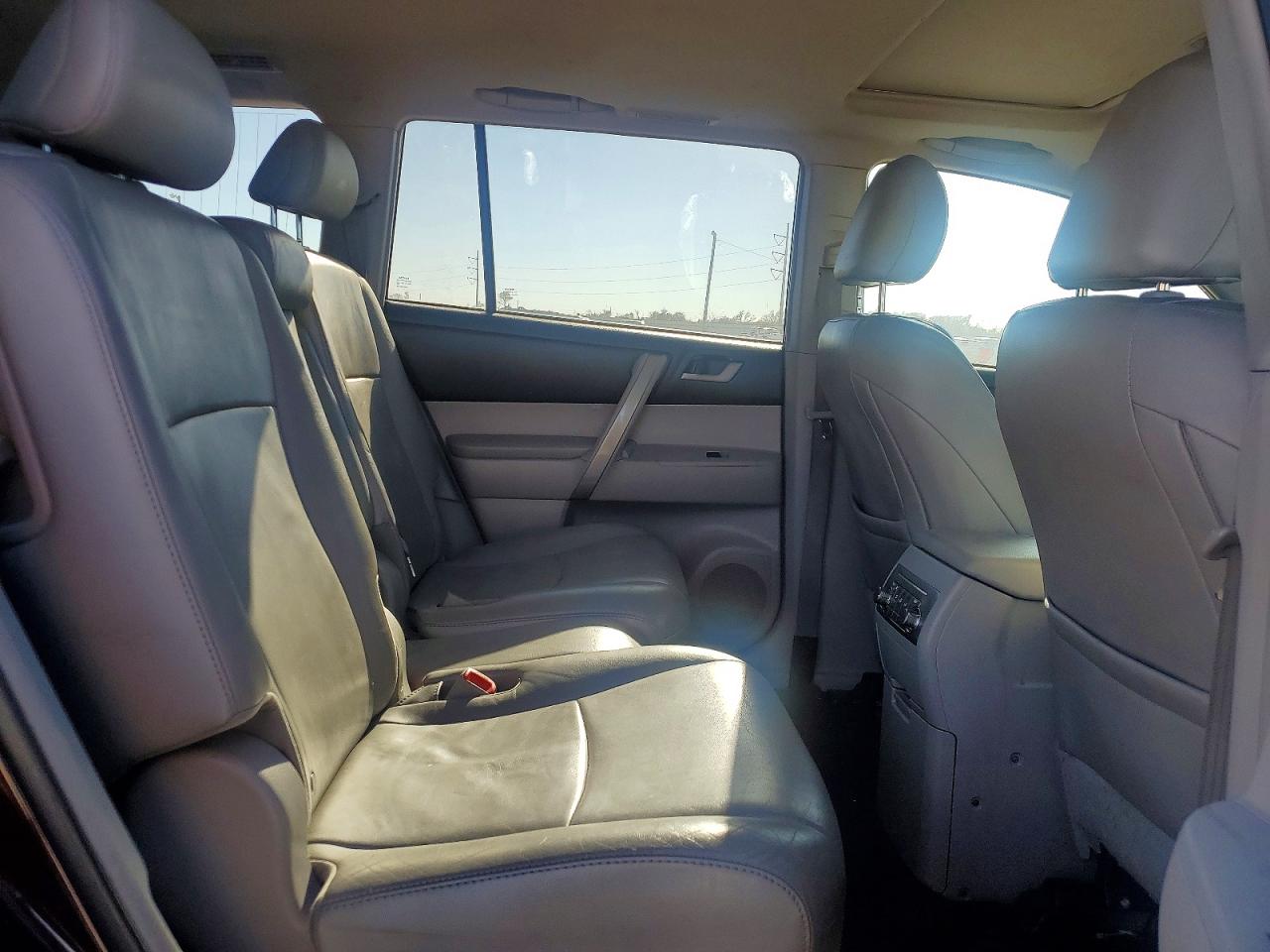 2011 TOYOTA HIGHLANDER BASE photo 11