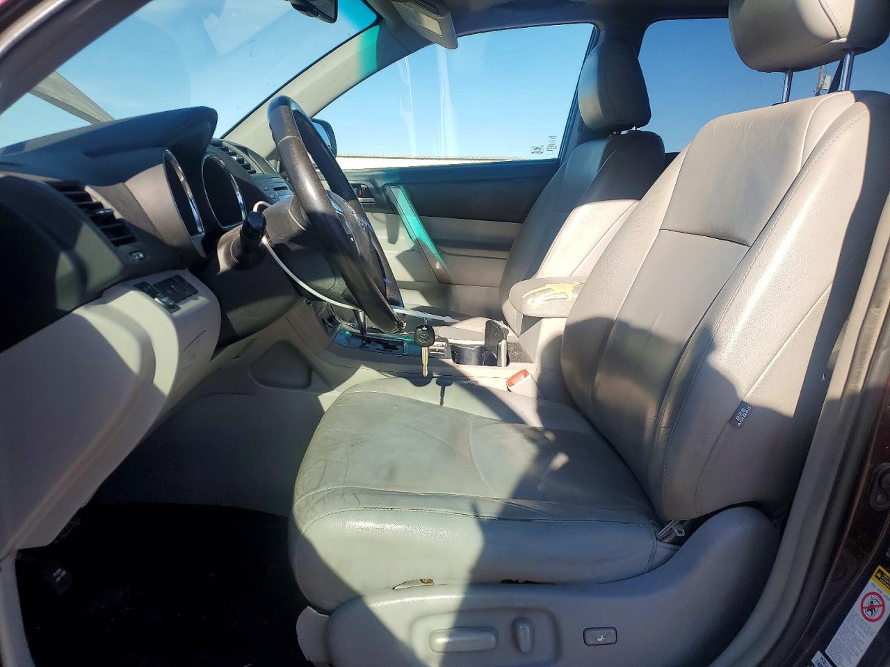 2011 TOYOTA HIGHLANDER BASE photo 7