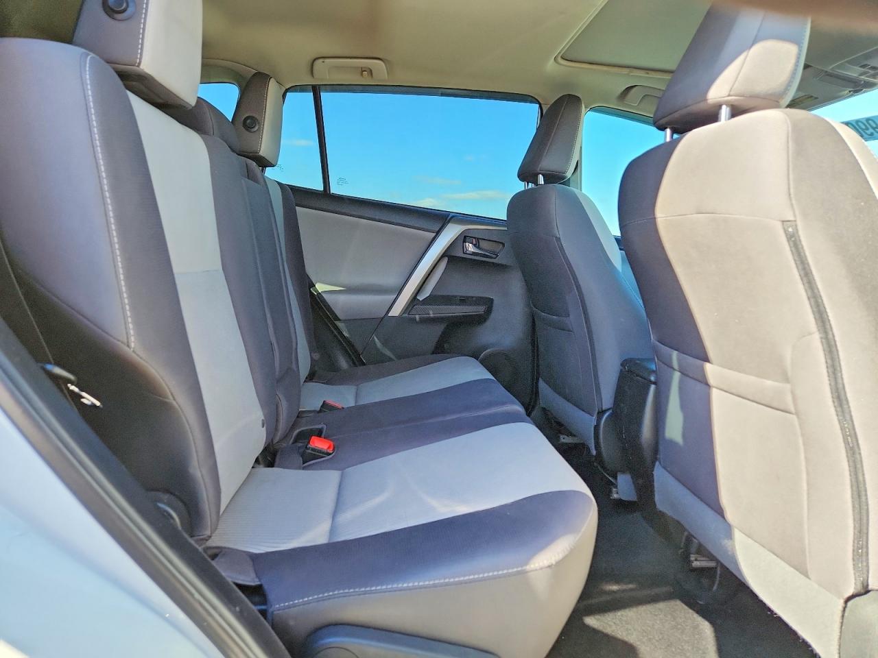 2015 TOYOTA RAV4 XLE photo 11