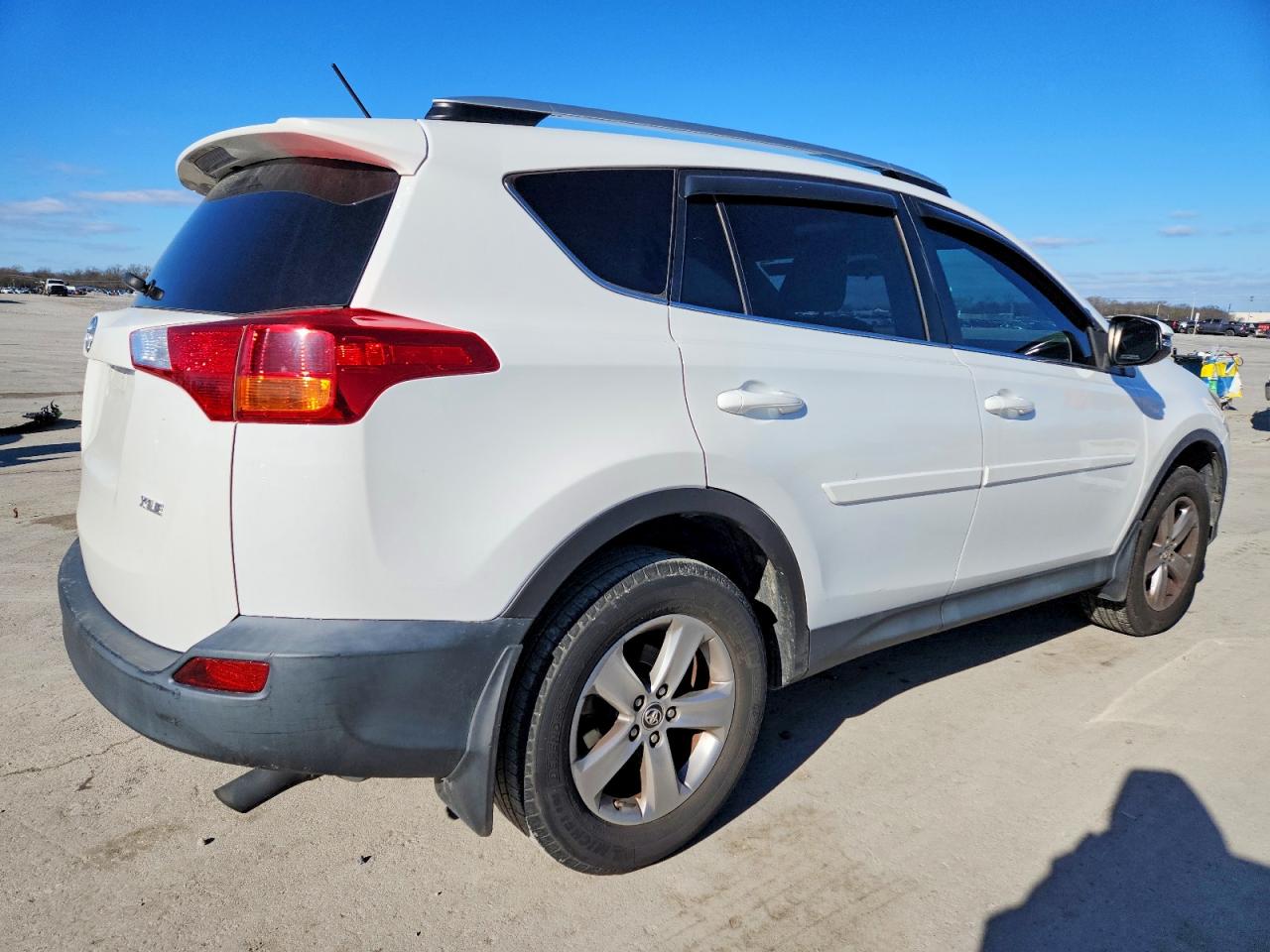2015 TOYOTA RAV4 XLE photo 3