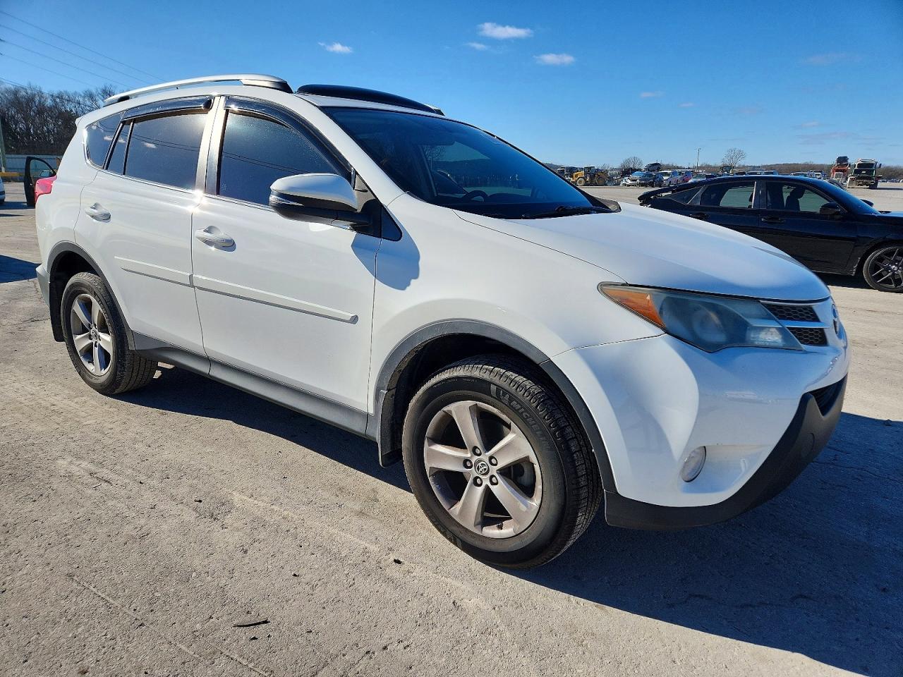 2015 TOYOTA RAV4 XLE photo 4