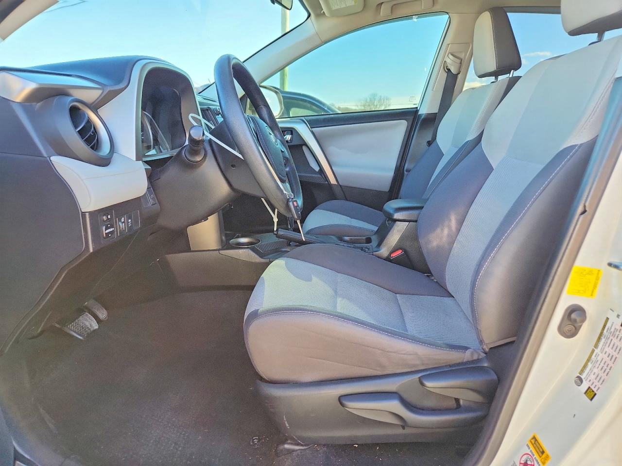 2015 TOYOTA RAV4 XLE photo 7