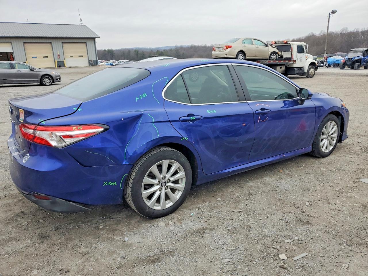 2018 TOYOTA CAMRY L photo 3