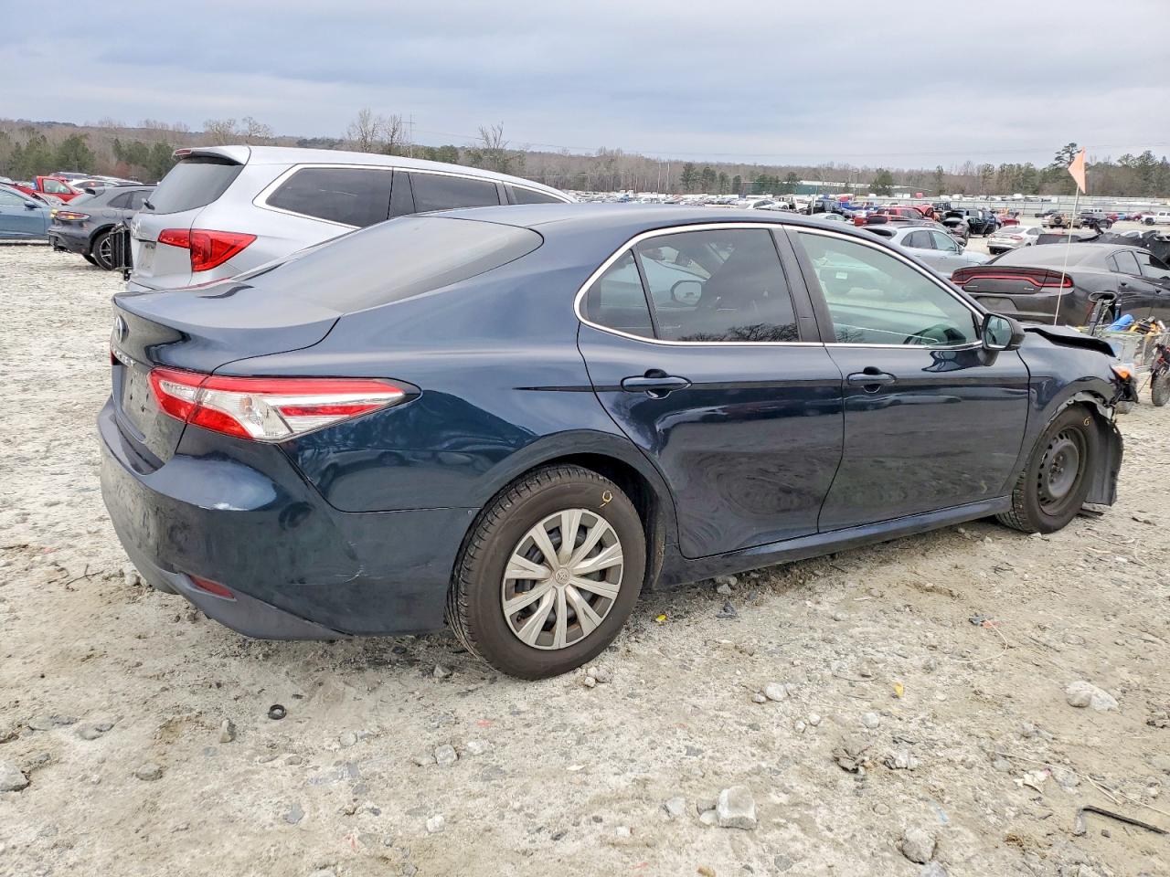 2018 TOYOTA CAMRY L photo 3