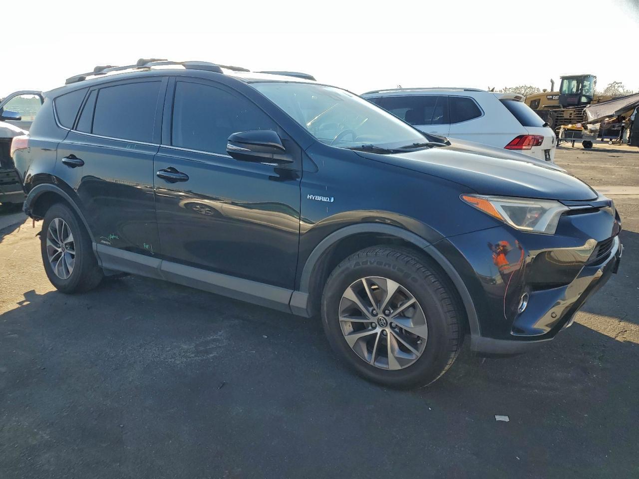 2018 TOYOTA RAV4 HV LE photo 4