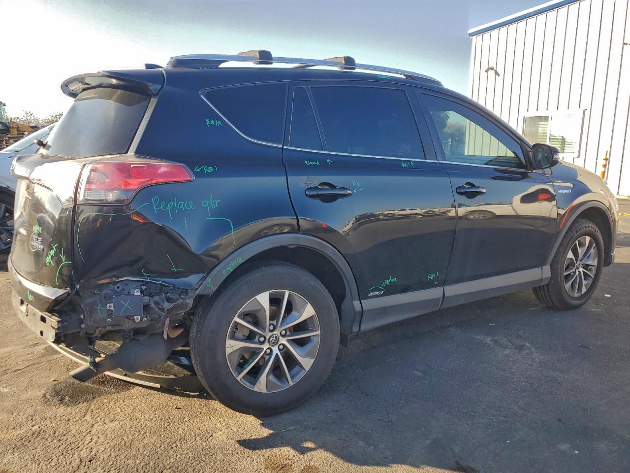 2018 TOYOTA RAV4 HV LE photo 3