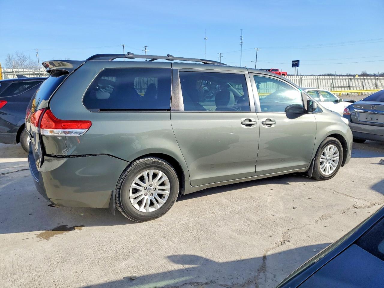 2014 TOYOTA SIENNA XLE photo 5