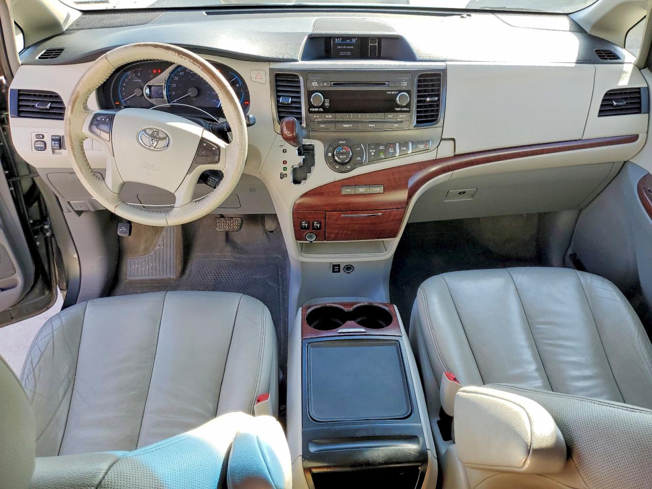 2014 TOYOTA SIENNA XLE photo 15