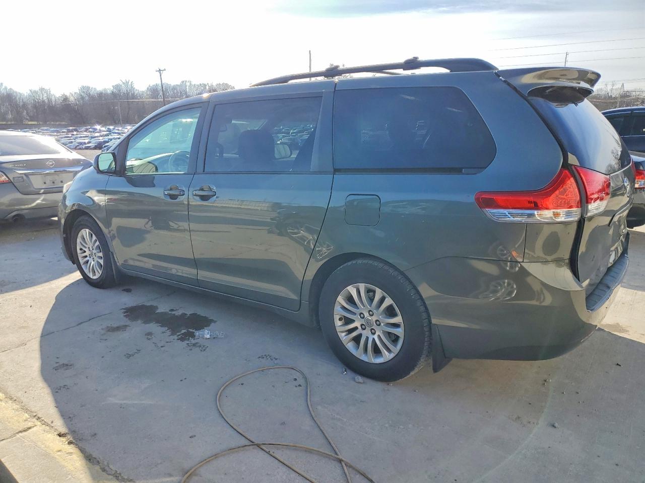 2014 TOYOTA SIENNA XLE photo 3