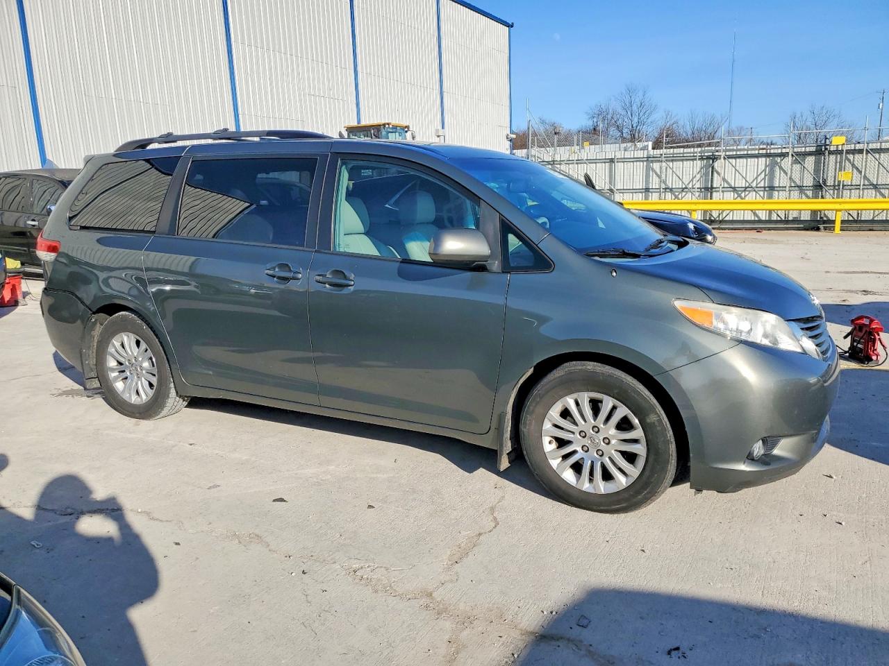 2014 TOYOTA SIENNA XLE photo 7