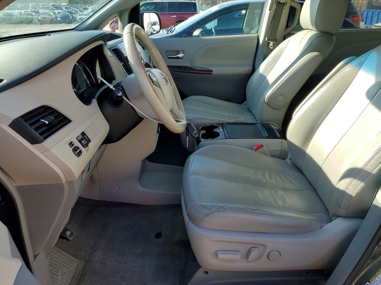 2014 TOYOTA SIENNA XLE photo 13