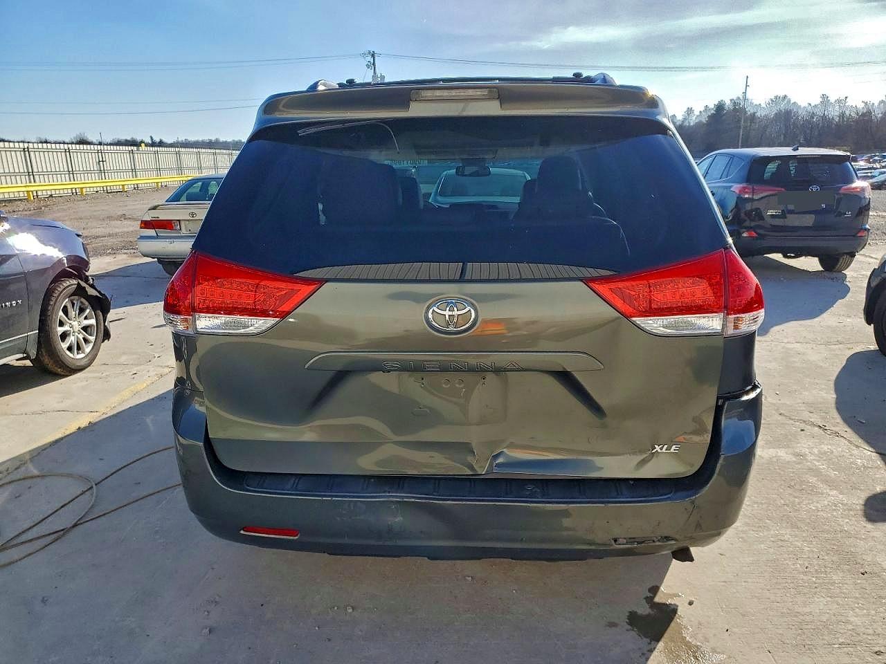 2014 TOYOTA SIENNA XLE photo 11