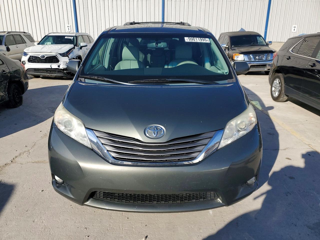 2014 TOYOTA SIENNA XLE photo 9