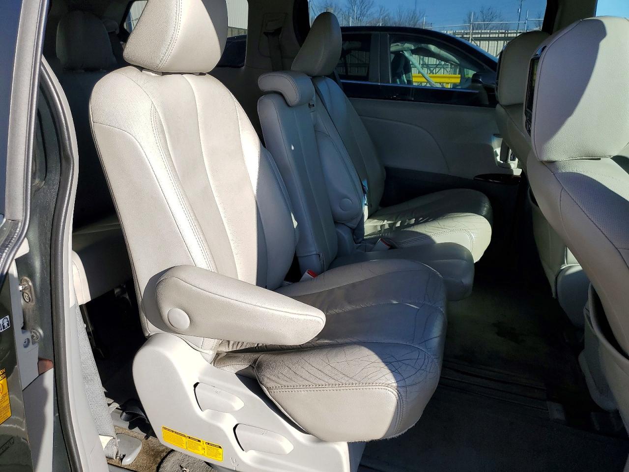 2014 TOYOTA SIENNA XLE photo 21