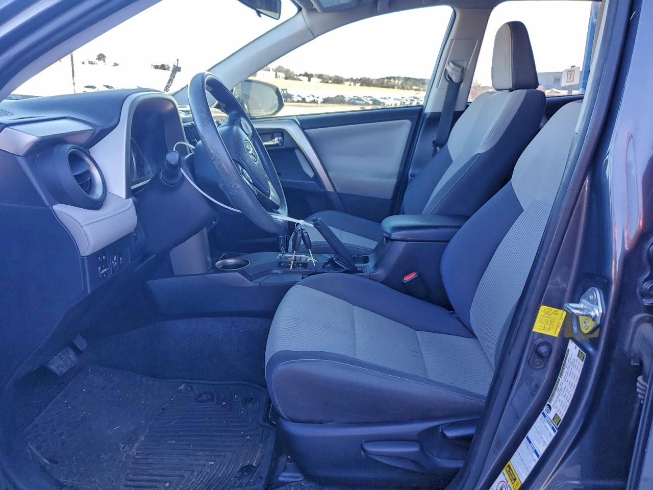 2015 TOYOTA RAV4 XLE photo 7