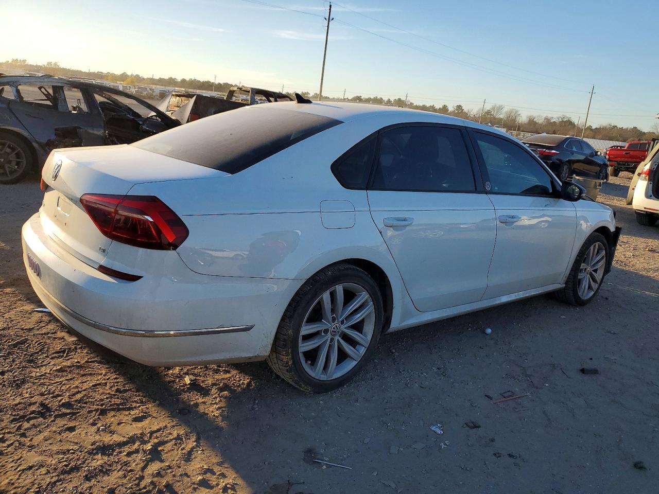 2019 VOLKSWAGEN PASSAT WOLFSBURG photo 3