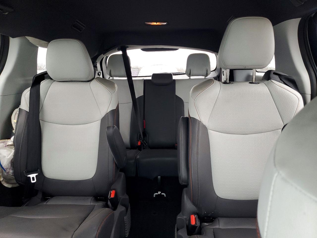 2021 TOYOTA SIENNA XSE photo 10