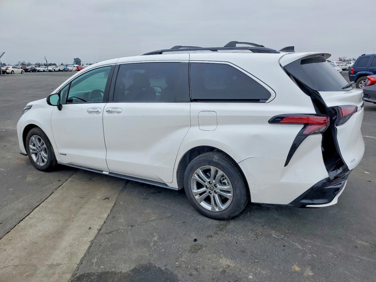 2021 TOYOTA SIENNA XSE photo 2