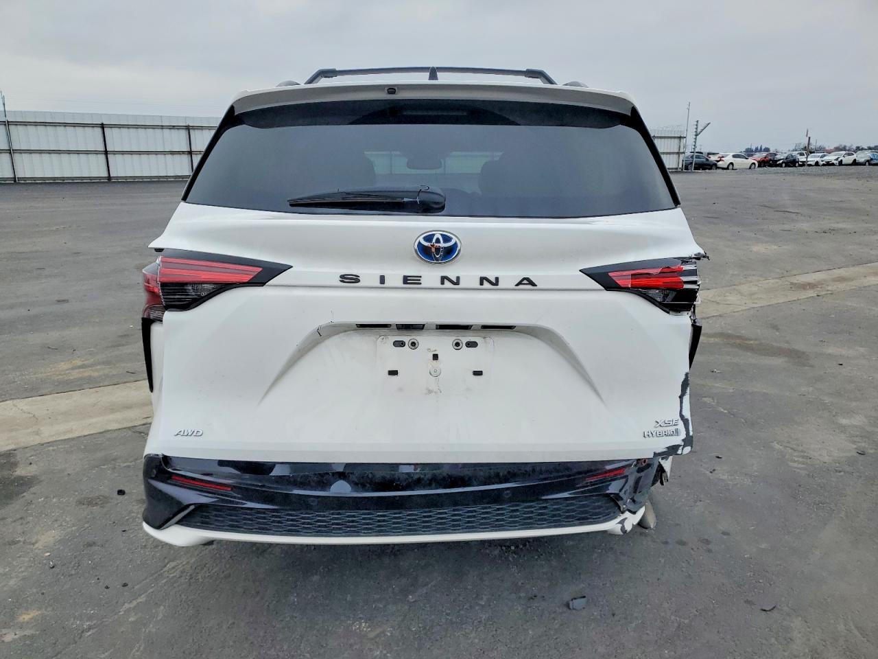 2021 TOYOTA SIENNA XSE photo 6