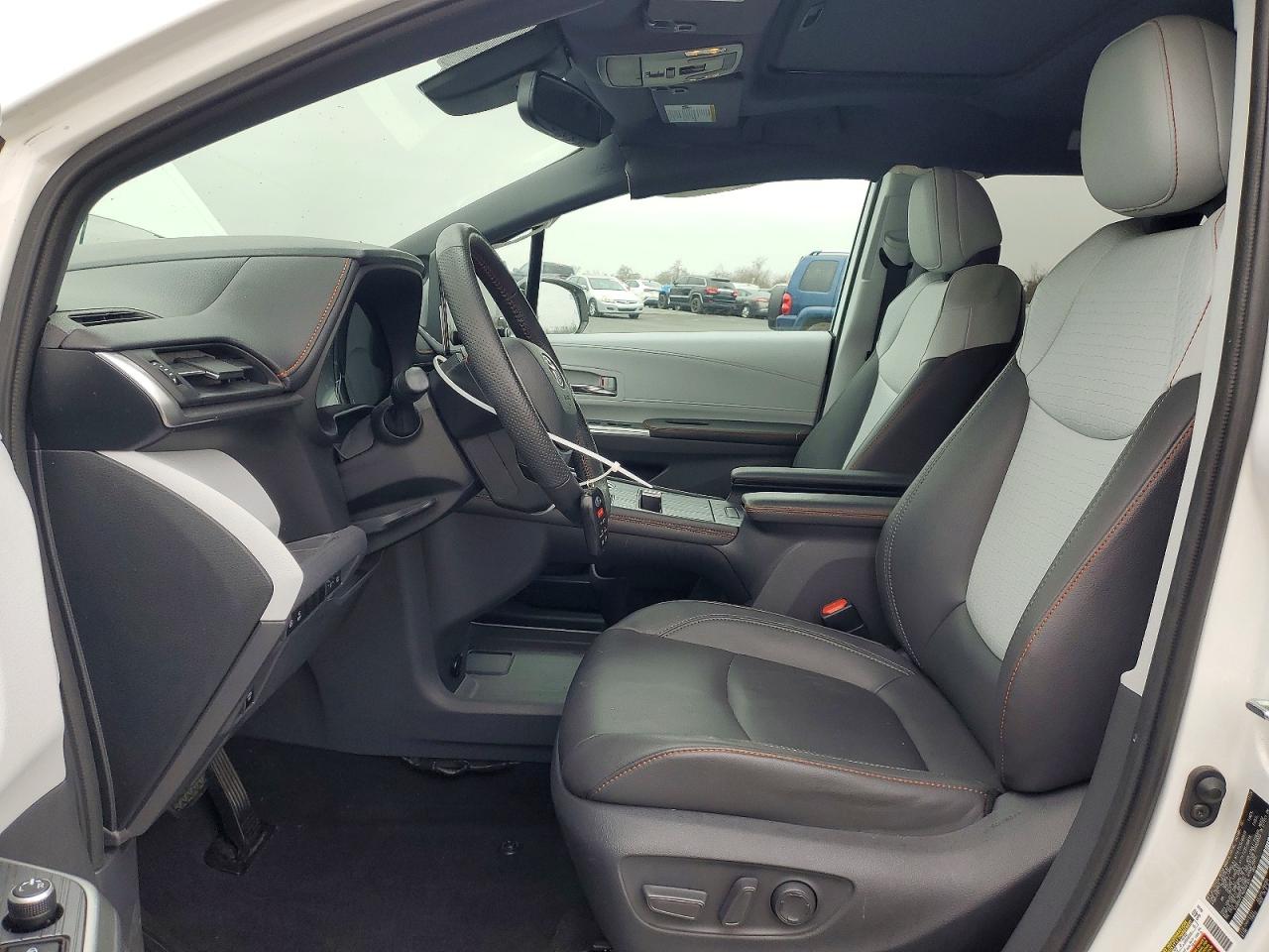 2021 TOYOTA SIENNA XSE photo 7