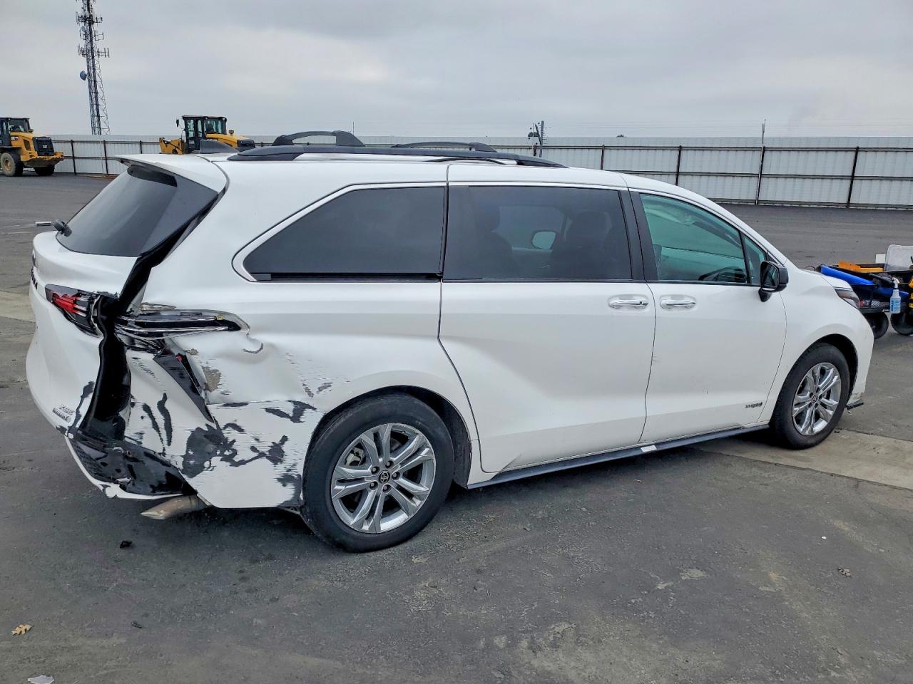 2021 TOYOTA SIENNA XSE photo 3