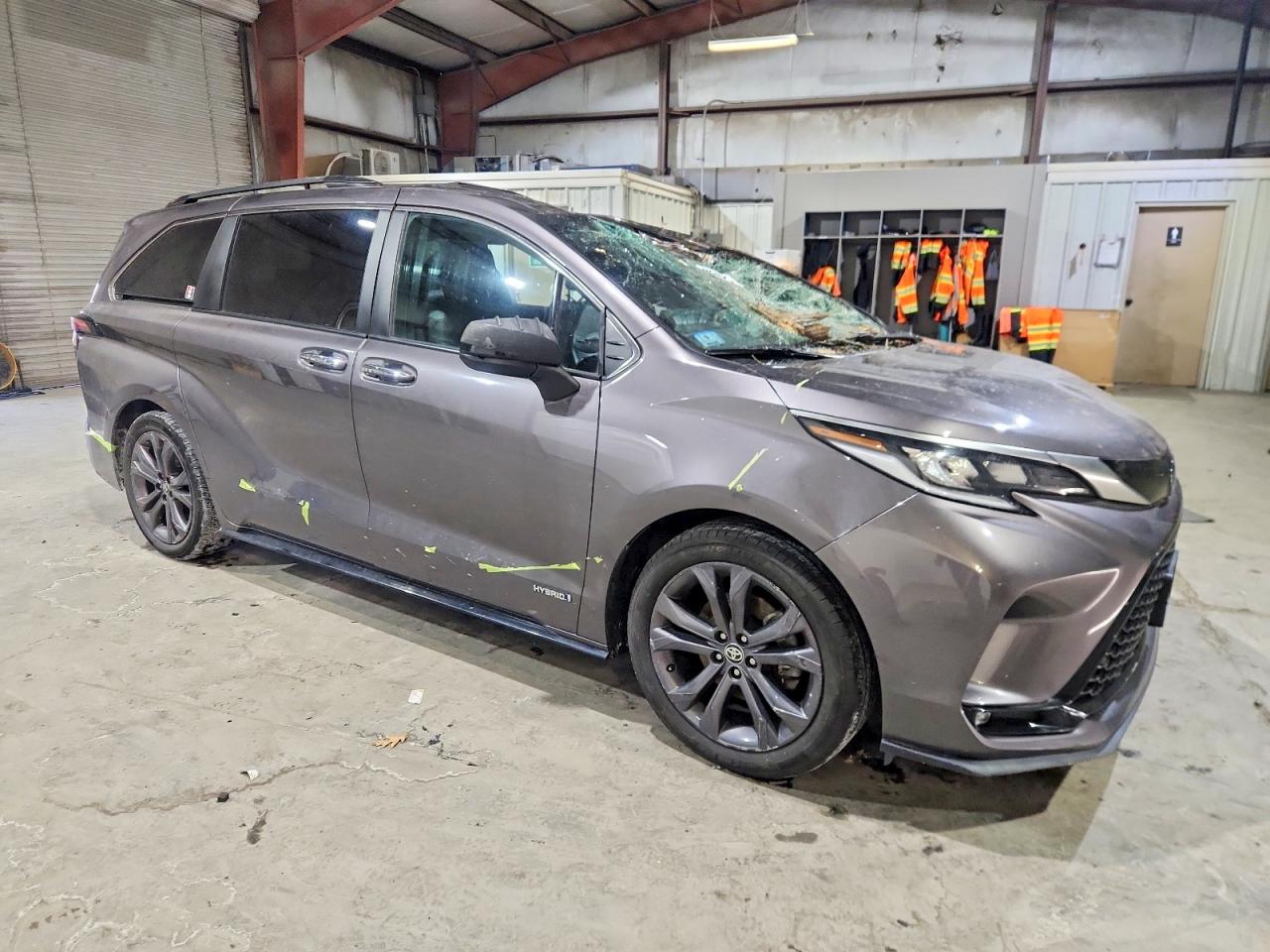 2021 TOYOTA SIENNA XSE photo 4