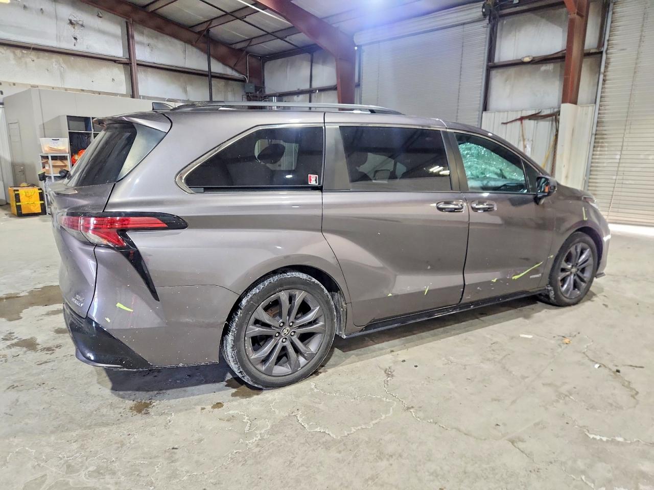 2021 TOYOTA SIENNA XSE photo 3