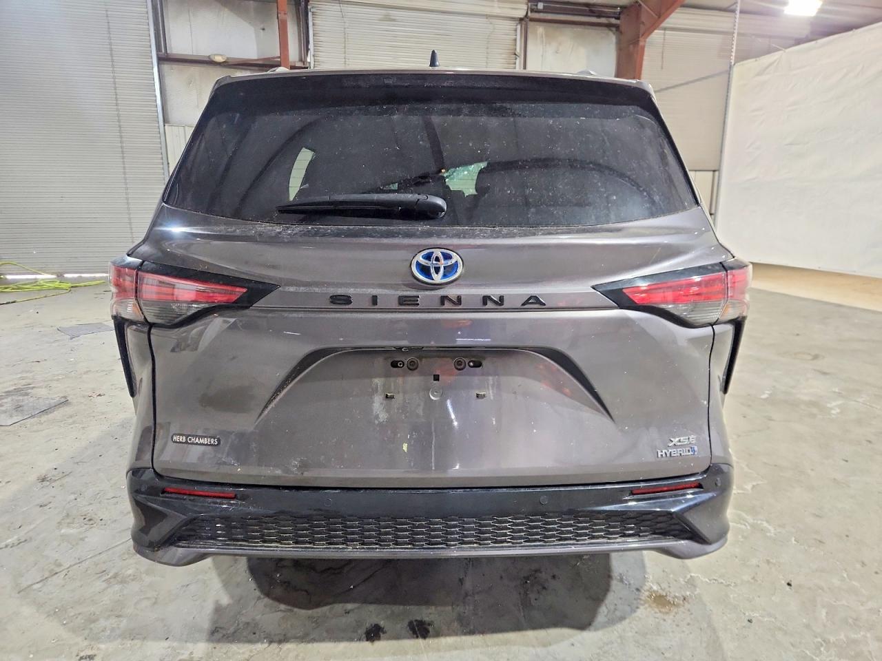 2021 TOYOTA SIENNA XSE photo 6