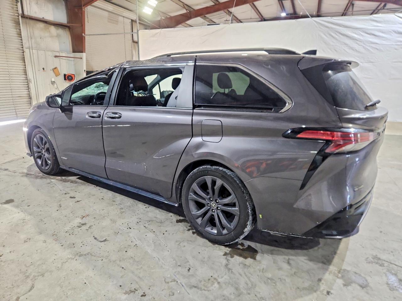 2021 TOYOTA SIENNA XSE photo 2