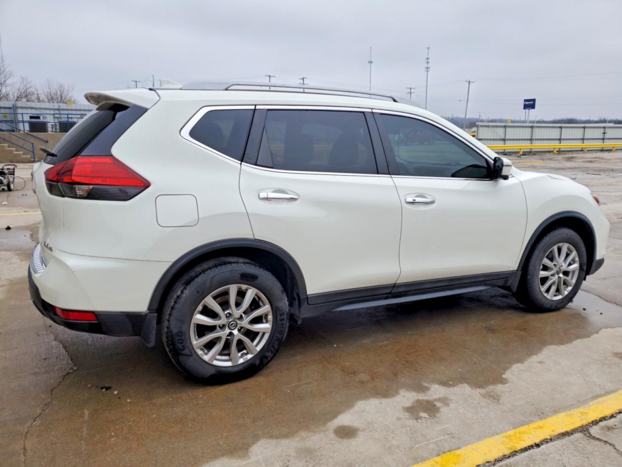 2017 NISSAN ROGUE SV photo 3